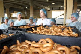 Для детей и активистов ТОС организовали экскурсию на завод по производству печенья (49)